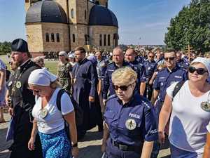Policjanci i pracownicy policji podczas uroczystości na Świętej Górze Grabarce