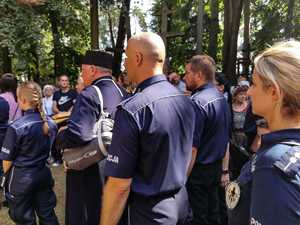 Policjanci i pracownicy policji podczas uroczystości na Świętej Górze Grabarce