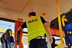 policjant podczas kontroli autobusu