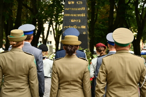 policjanci i harcerze przed pomnikiem