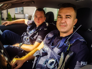 policjanci w radiowozie