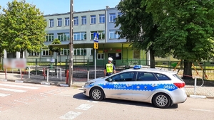Policjanci kontrolują gimbusy i oznakowanie wokół szkół
