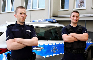 Policjanci obok radiowozu