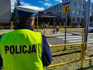 Policjanci  w rejonach szkoły