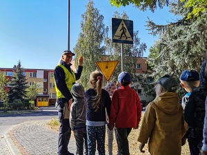 Policjantka pokazuje dzieciom znak