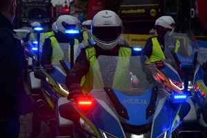 policjanci w trakcie zabezpieczenia wyścigu kolarskiego