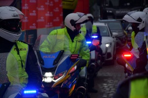 policjanci w trakcie zabezpieczenia wyścigu kolarskiego
