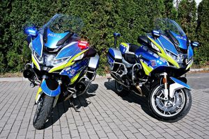 Dwa zaparkowane motocykle