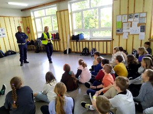 Policjanci z dziećmi i podczas kontroli autobusów
