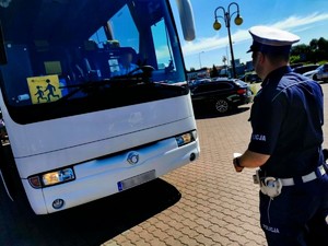 Policjanci z dziećmi i podczas kontroli autobusów