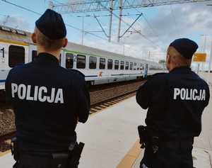 Policjanci na przejazdach kolejowych