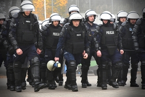 Policjanci ćwiczyli na stadionie