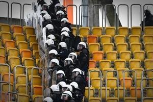 Policjanci ćwiczyli na stadionie