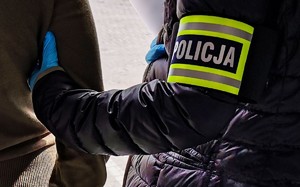 policjant trzyma za ramię