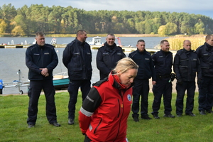 Służby na ćwiczeniach nad jeziorem