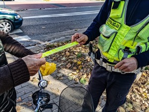Policjanci dbają o bezpieczeństwo pieszych