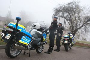 policjanci podczas Dnia Wszystkich Świętych