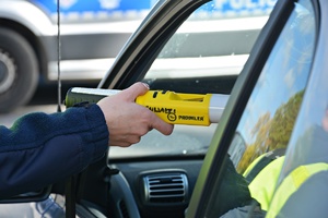 policjant bada kierowcę alkomatem