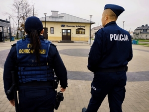 Policjanci ze Strażą Ochrony Kolei patrolują tereny kolejowe