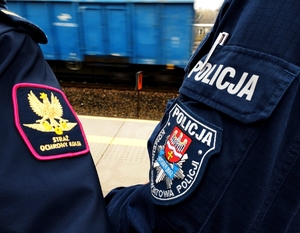 Policjanci ze Strażą Ochrony Kolei patrolują tereny kolejowe