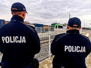 Policjanci ze Strażą Ochrony Kolei patrolują tereny kolejowe