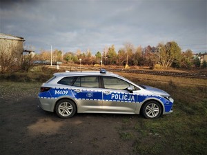 Policjanci ze Strażą Ochrony Kolei patrolują tereny kolejowe