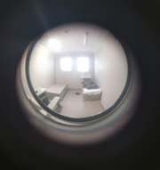 widok przez wizjer drzwi