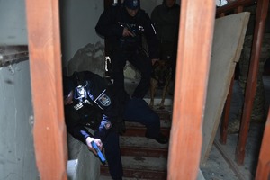 Policjanci w trakcie ćwiczeń