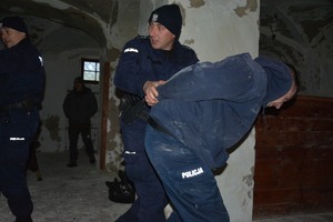 Policjanci w trakcie ćwiczeń
