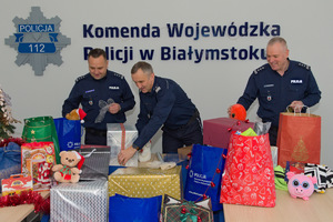policjanci pakują prezenty