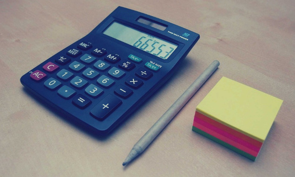 kalkulator długopis i kartki