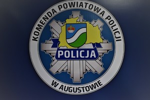 logo z napisem Komenda Powiatowa Policji Augustów