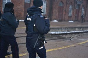 funkcjonariusze na patrolu na terenach kolejowych