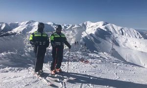 dwóch policjantów na nartach