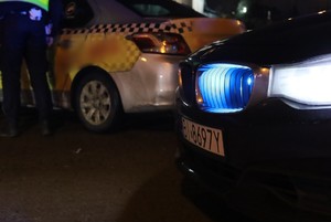 policjanci a trakcie działań dotyczących kontroli taxi
