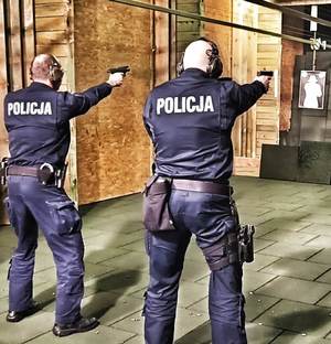 Policjanci podczas szkolenia strzeleckiego
