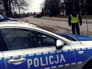 Policjanci podczas kontroli drogowych