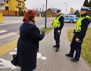 Policjanci w trakcie służby w rejonach przejść dla pieszych.