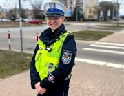 Policjantka przy przejściu dla pieszych