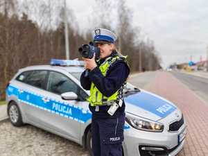 Policjanci kontrolujący prędkość na drogach