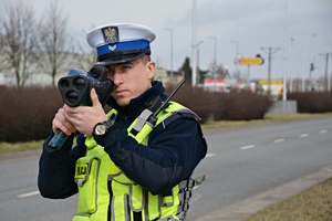 Policjanci kontrolujący prędkość