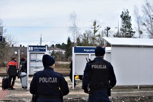 Policjanci na obszarach kolejowych.