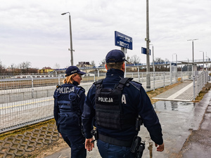 Policjanci na obszarach kolejowych.