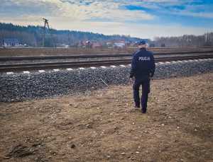 Policjanci na obszarach kolejowych.