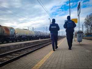 Policjanci na obszarach kolejowych.