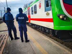 Policjanci na obszarach kolejowych.