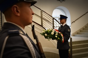 Policjanci składają kwiaty