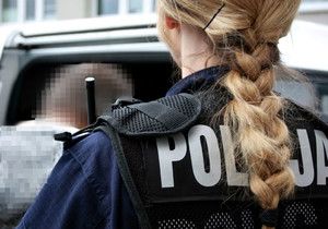 napis policja na plecach kobiety