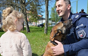 policjant z psem obok dziecko