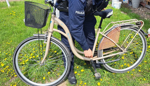 policjant przy rowerze